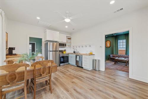 Brazos House | Gloria Cottage - 2 blocks to Magnolia and 3 mins to Baylor
