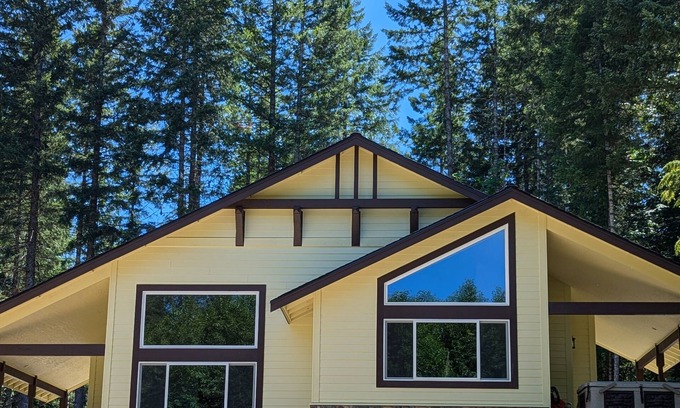 Packwood Apartment | Gnome Home: Cozy duplex studio apartment with AC, WiFi, in peaceful Packwood