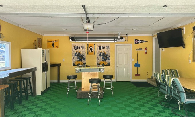 Ashwaubenon House | Go Pack 1090 steps from Lambeau entrance - Heated Garage