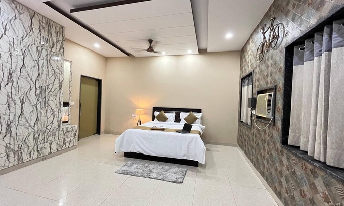 Gurugram Resort | GoBravo 11- 6BHK Farm with Pool Gurgaon