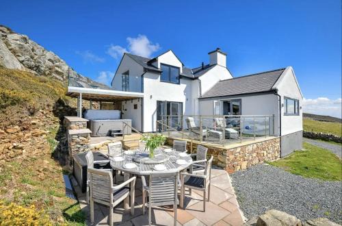 Holyhead House | Goferydd, South Stack, Anglesey, 4 bed luxury home, hot tub, dog friendly