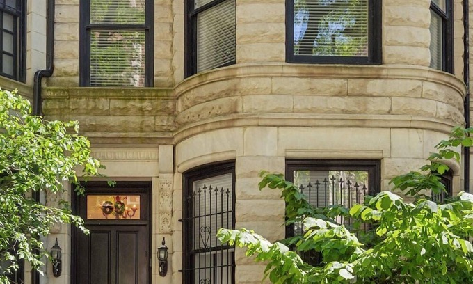 Gold Coast Apartment | Gold Coast Villa next to Oak Street Beach