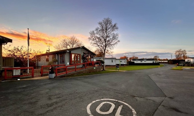 Harvington House | Gold Deluxe 3 Bed sleeps 8 Pet friendly