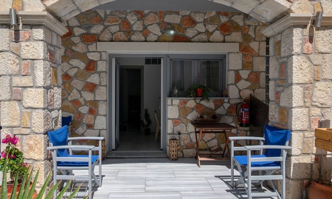 Alykes Apartment | Golden Dolphin Studios - 2 Bedroom House on the beach