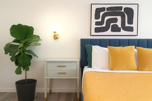 Holly House | Golden Girls New Home at Downtown, Grill, Walk to 6th St Eats and Lake