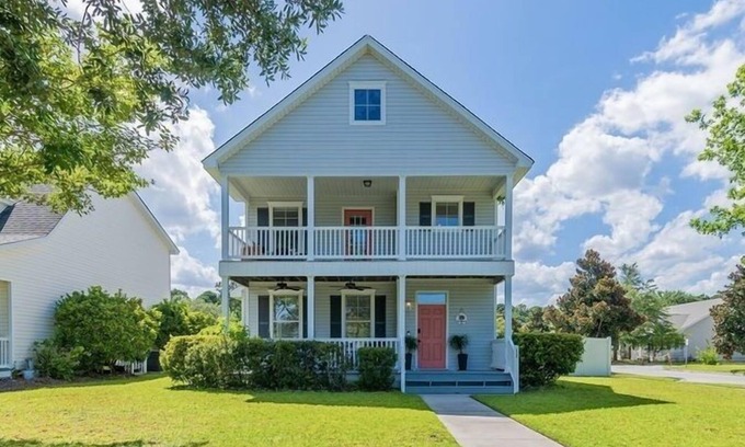Old Town Bluffton House | GOLF CART! Remodeled home near Old Town, Xbox!