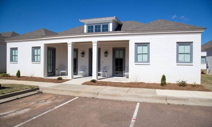 Oxford House | Golf Cottage at Country Club