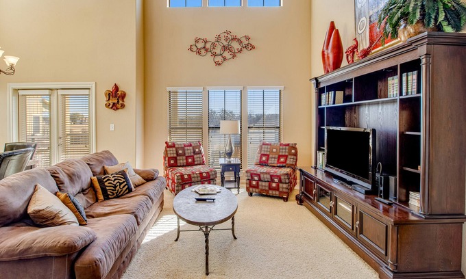 New Braunfels Condo | Golf-course getaway with fairway views, pool, WiFi, & central AC
