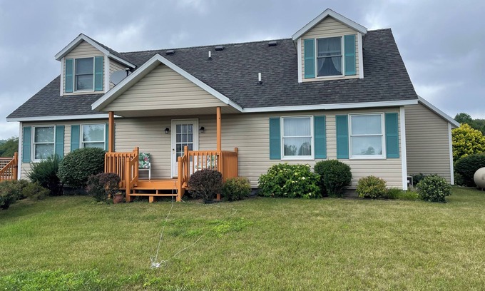 Bellaire House | Golf course home minutes from downtown Bellaire and Shorts; Sleeps 10