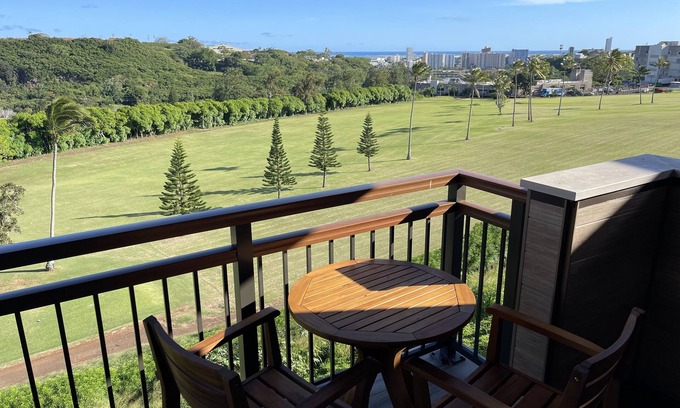 Moanalua House | GOLF COURSE LOCATION, HOME "E", CLEAN, GATED, NEAR JBPHH, AC, Free Parking, EVSE