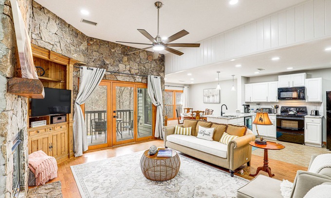 Mountain Air Condo | Golf Course Views: Condo in Blue Ridge Mountains!