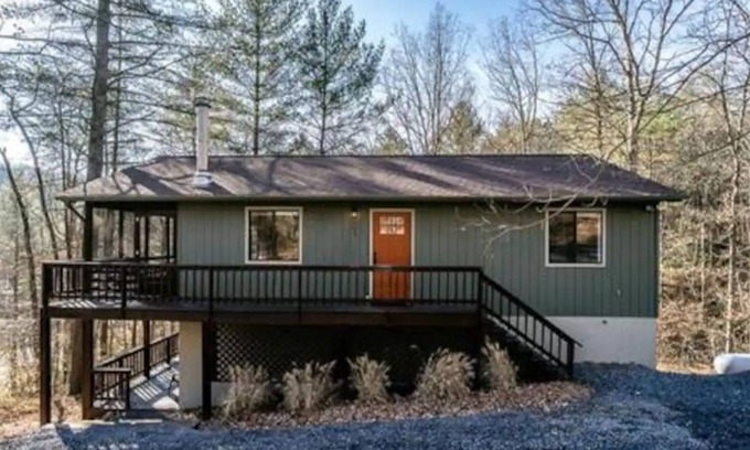 Mount Jackson House | Golf & Mountain Bike FREE! Cozy Cabin Getaway w/ 5 Resort Passes
