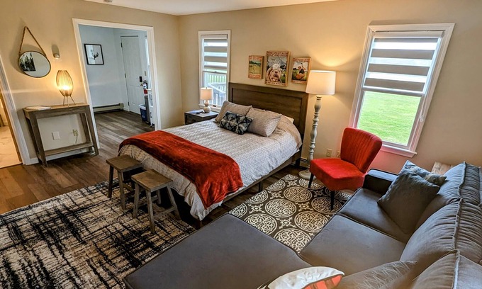 Palmyra Apartment | Golfer's Getaway - Luxury Studio Next to 1st Tee