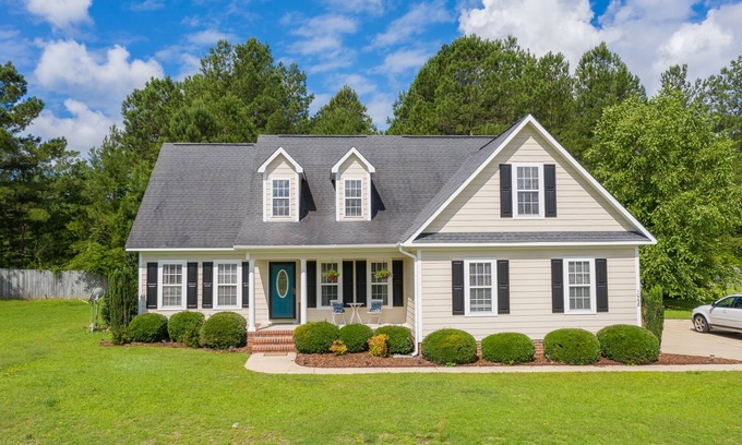 Hope Mills House | Golfer's Haven I Gym I Backyard Entertainment area I Golf Cart I PS3 gaming