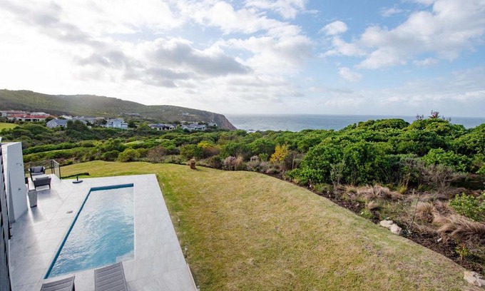 Knysna Villa | Golfers Nest. 4 Bedroom Villa.