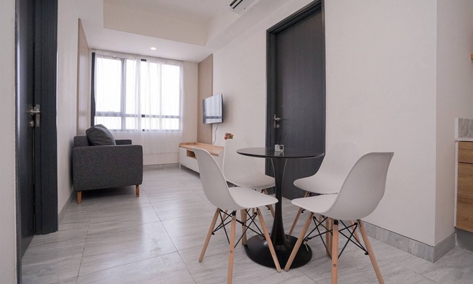 Pinang Apartment | Good and Cozy 2BR at Collins Boulevard Apartment