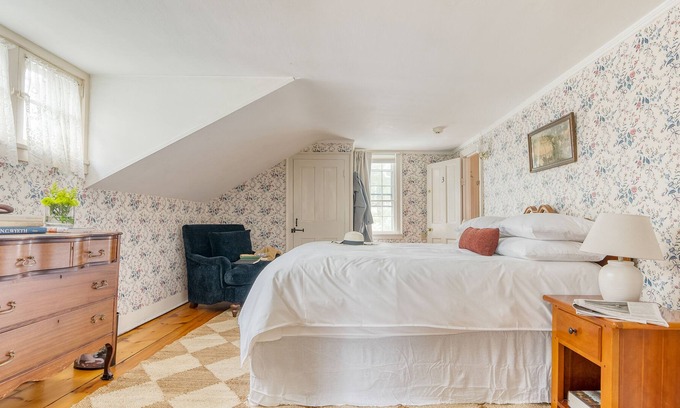 Egremont House | Good Dale Room at Egremont Village Inn by AvantStay | Music, Bar, Farm!