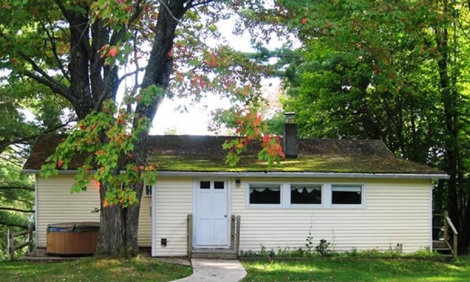 Maryland House | Goodyear Lake - docks and lake toys-kayaks, paddleboat water trampoline