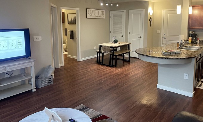 Southeast Apartment | GORGEOUS 2 BED 2 BATH MINUTES FROM DOWNTOWN