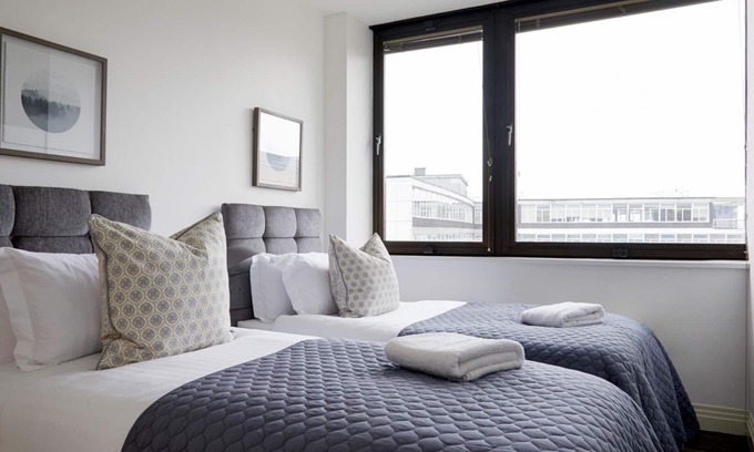 Watford Town Centre Apartment | Gorgeous 2Bedroom/2Bathroom Flat with FREE WIFI and Parking