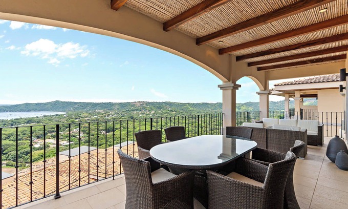 Coco Apartment | Gorgeous 3-BD Ocean-View Condo with lots of Amenities by SPCR