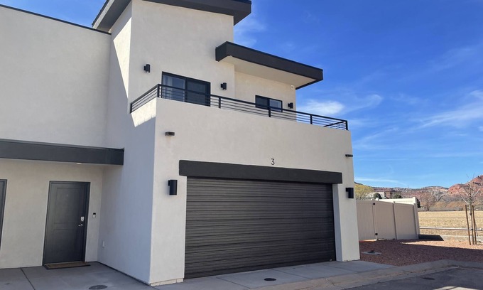Kanab House | Gorgeous 3 bedroom 2.5 bath townhouse with hot tub.