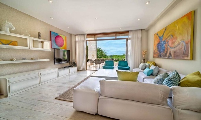 Los Altos Apartment | Gorgeous 3 Bedroom Flat With Golf View