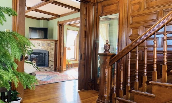 Everett House | Gorgeous 4-bd home w/ private patio/sitting porch