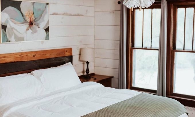 Russellville Apartment | Gorgeous apartment in the upstairs of a 1930 craftsman style home