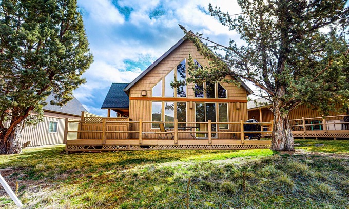 Redmond Ski Chalet | Gorgeous chalet w/private deck, fireplace, 3 pools, and gym