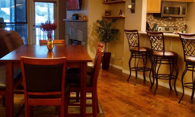 Mammoth Lakes Condo | Gorgeous Condo - Walk To Eagle Express/Chair 15! Pet Friendly!