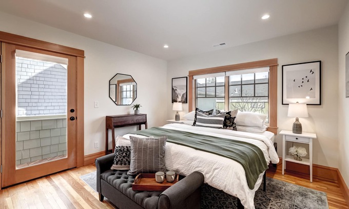 Sabin House | Gorgeous Craftsman Apt in Walkable Alberta Arts