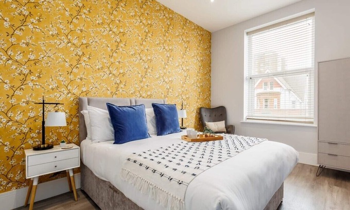 West Cliff Apartment | Gorgeous Family 2-Bed Apt w/Free Gym & Parking