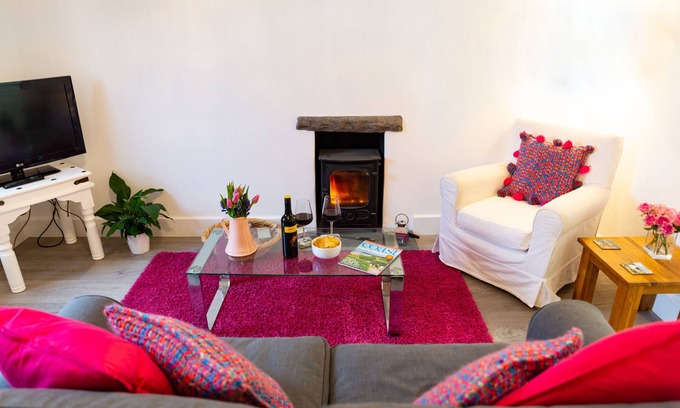 St Davids Apartment | Gorgeous ground floor flat - cosy, with parking and a prefect St Davids base.