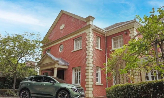 Sunningdale Villa | Gorgeous Holiday Home, Heated Pool, Jacuzzi and Perfect for Golf Lovers