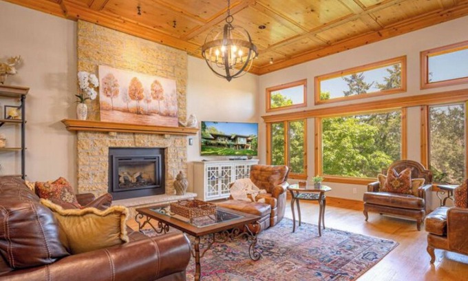 The Galena Territory House | Gorgeous Home- Hot Tub & Pool Table