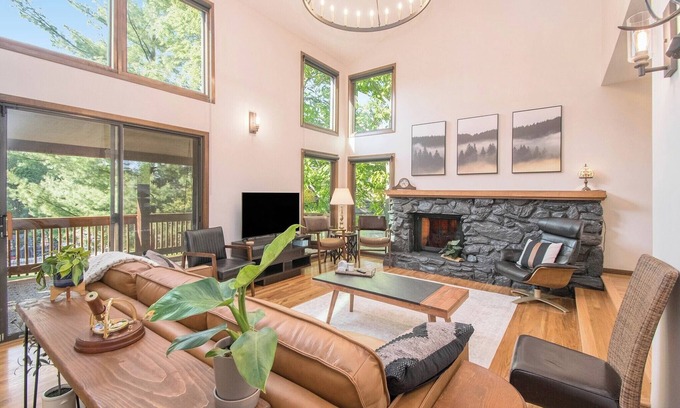 Bellevue House | Gorgeous Home in Fontenelle Forest, Peaceful, close to downtown, Zoo, Offutt AFB