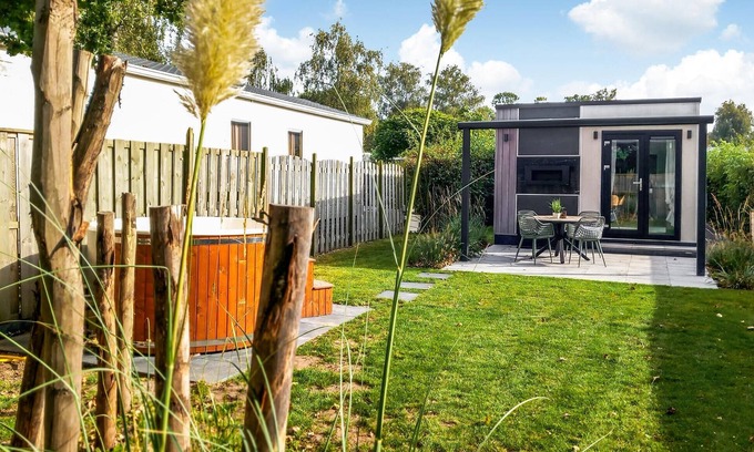 Heinkenszand House | Gorgeous home in Heinkenszand with WiFi