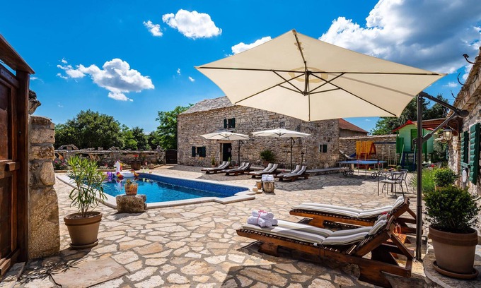 Benkovac House | Gorgeous home in Zelengrad with kitchen