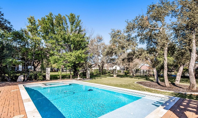 The Hills House | Gorgeous Home - Private Pool & New Kitchen - Free WiFi, Washer/Dryer, Central AC