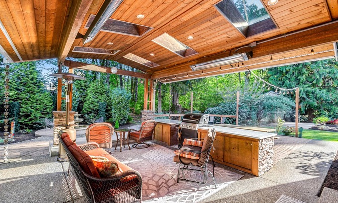 Bothell House | Gorgeous house with 2 gas fireplaces, grill, park-like yard & fast WiFi