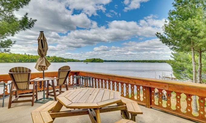 Neillsville House | Gorgeous Lake Arbutus Getaway w/Dock & Boat House