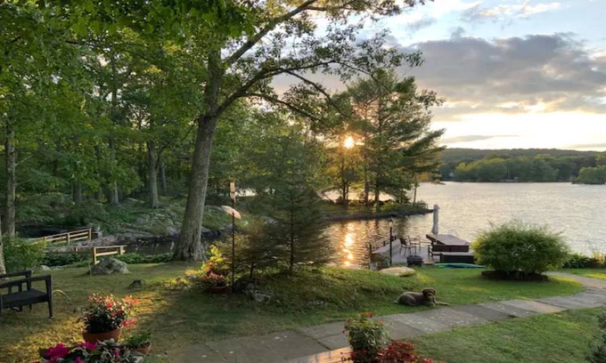 Putnam Valley Cottage | Gorgeous lakefront home one hour away from NYC