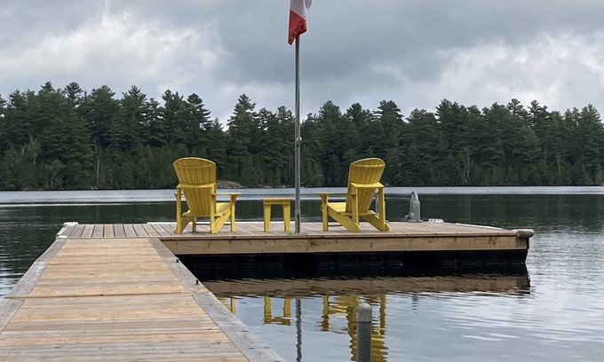 Dysart et al Cottage | Gorgeous lakeside cottage – every amenity in pristine setting