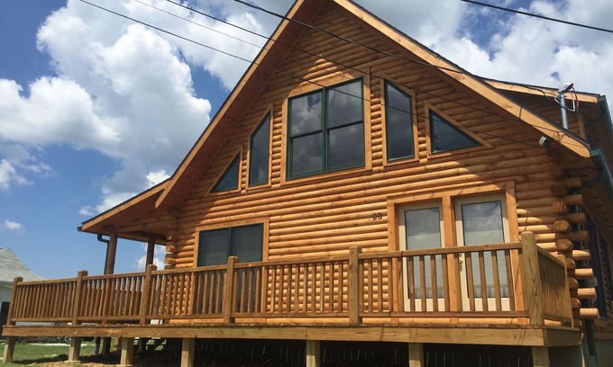 Fairfield House | Gorgeous Log Home-Sleeps 12!