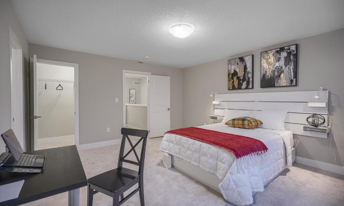 London Villa | Gorgeous London Townhome Sleeps 8 - 3QB, 2 Dbles, Fiber Wi-fi, F Parking