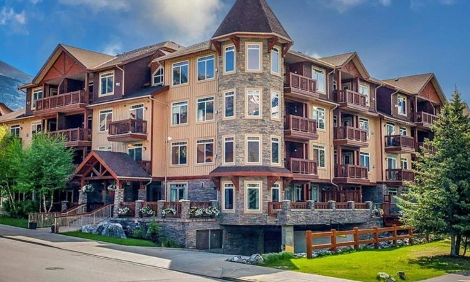 Cougar Creek Apartment | 🌍 Gorgeous Mountain View Condo with 2 Hot Tubs
