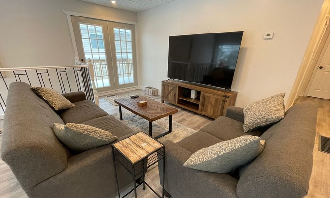 Victoria Harbour Cottage | Gorgeous Newly Renovated Lake View Cottage in Victoria Harbour