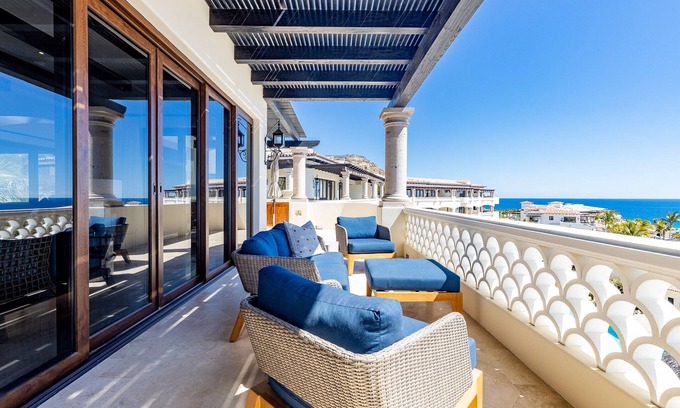 Buzzards Condo | Gorgeous penthouse with pool and jacuzzi amenities