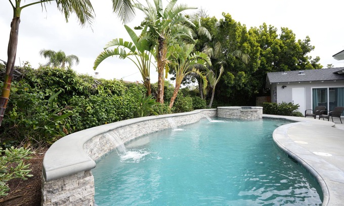 Orange House | Gorgeous Pool/Jac Home: 2 Ensuites & Game Room